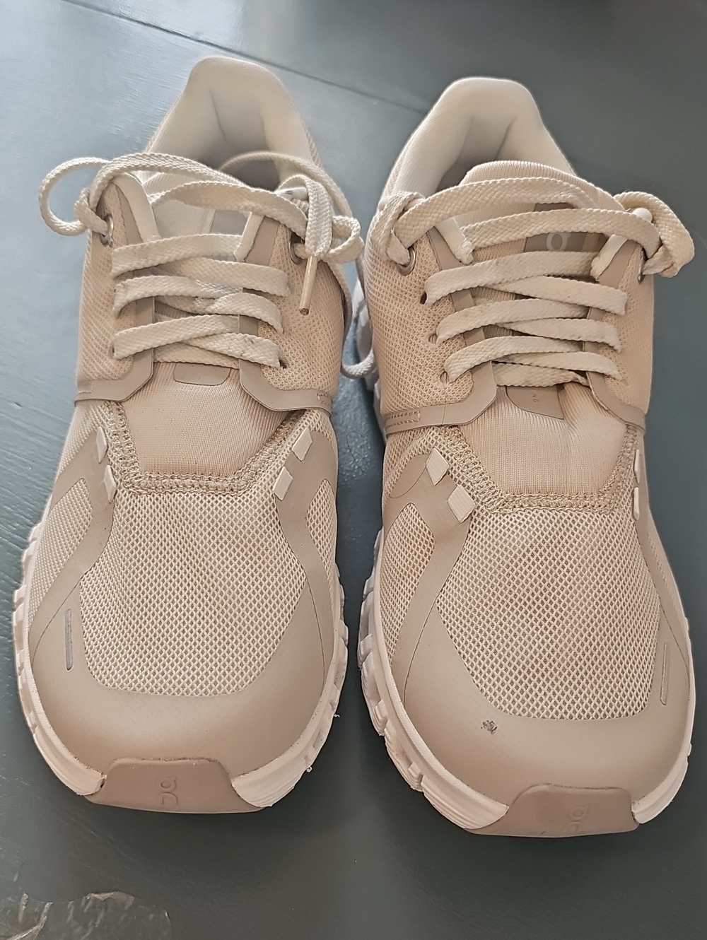 On Cloud Womens  Running White/gray Women's Sneakers. Size 9.